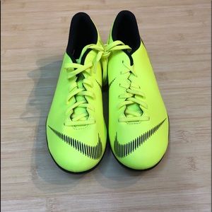 Nike Vapor Club Soccer Cleats (Volt/Black) Sz 5Y